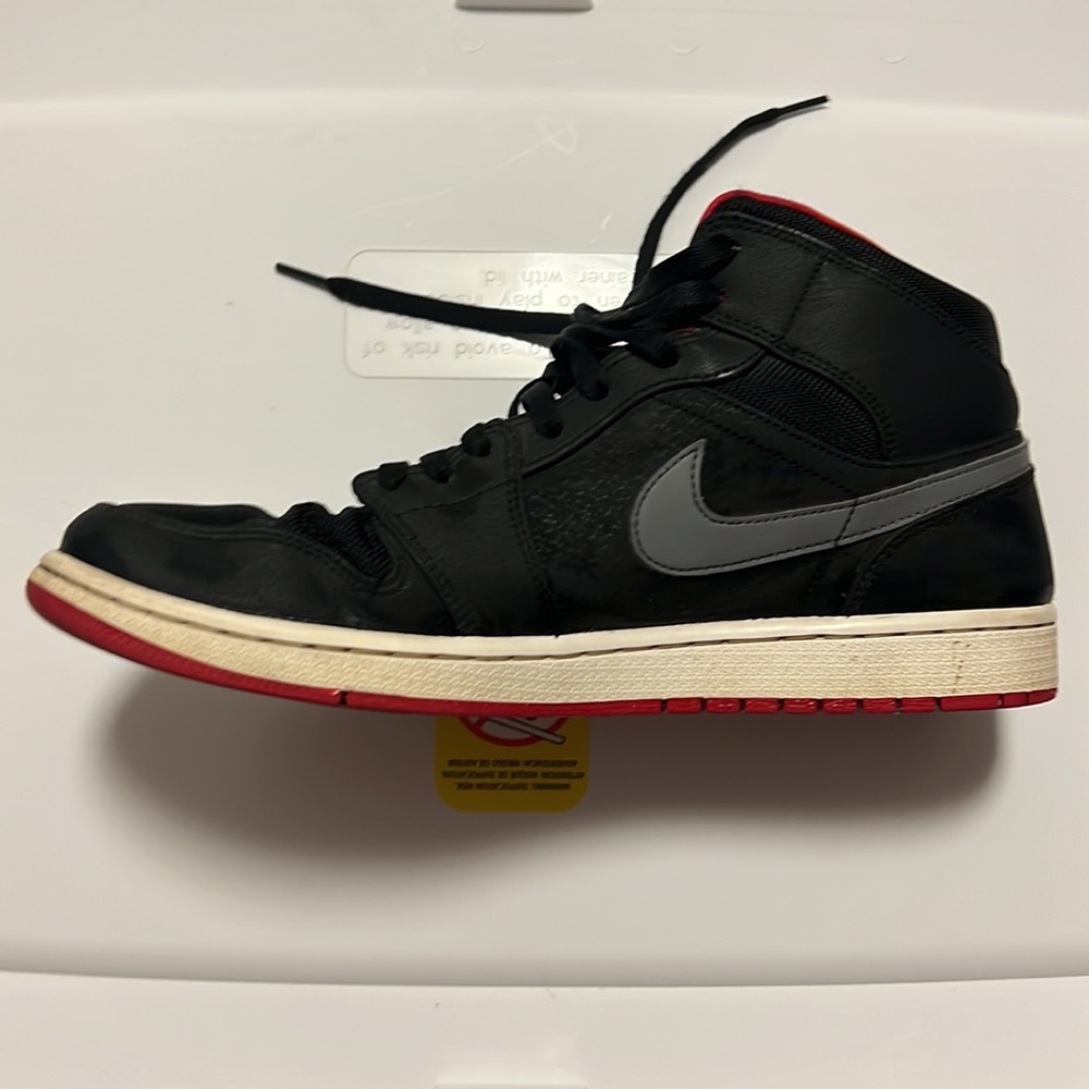 Jordan 1 Mids - Picture 4 of 6
